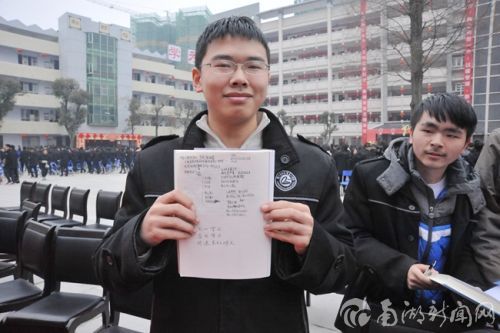 一学生高兴地展示陈焕春院士给他的签名